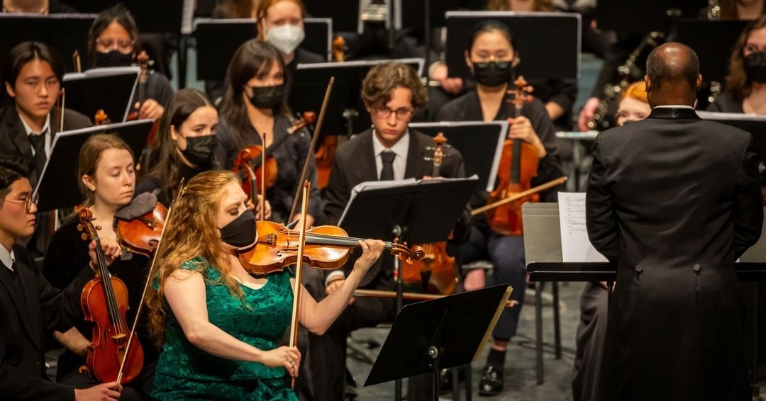 RBPviolinist's tweet photo. Scenes from Rachel's 4.9 performance of @billychilds: Violin Concerto No. 2 w/ @InterlochenArts Academy Orchestra & conductor Dr. Leslie B. Dunner. The work was co-commissioned by Interlochen Center for the Arts.
๐ธ: Chris Hintz - iSee Communications
#blackisclassical https://t.co/QhjzhA4b06