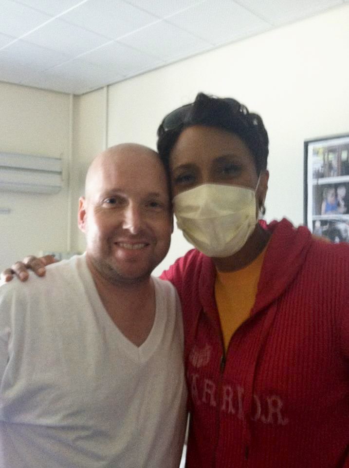 kelmckelv's tweet photo. I’ve only shared this pic once - @RobinRoberts visiting my brother in the hospital during his brief battle with cancer in 2012. One of my last “happy” memories with him. She is a very special woman and I’ll forever be grateful for this moment 💛 Happy 20th @GMA RR! #RobinGMA20 https://t.co/pWxokoXOjx