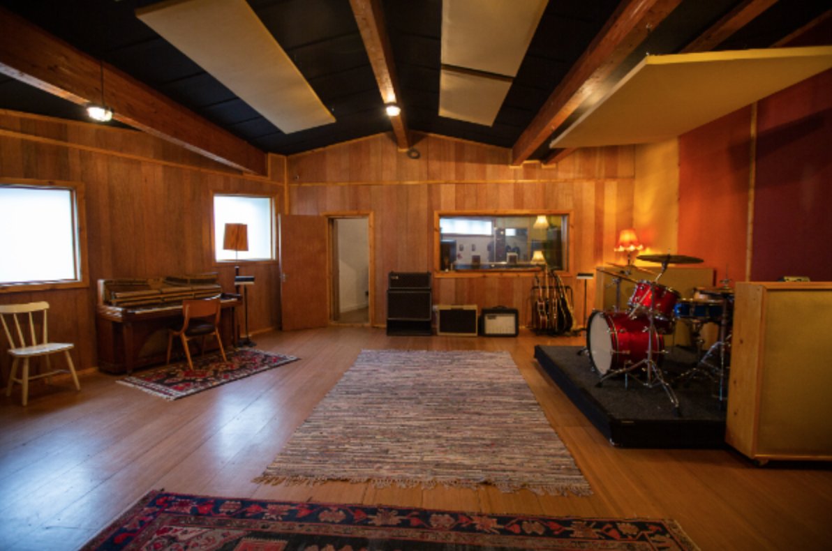 UpcycledSounds's tweet photo. We've moved again & are stoked to now be settled at Pony Studios in Hackney. We're taking bookings in our production room & in a shared spacious recording studio - get in touch with projects big & small. 🙂
#ponystudios #londonstudio #recordingstudio #hackneystudio #producer https://t.co/IdEGCGFUjL