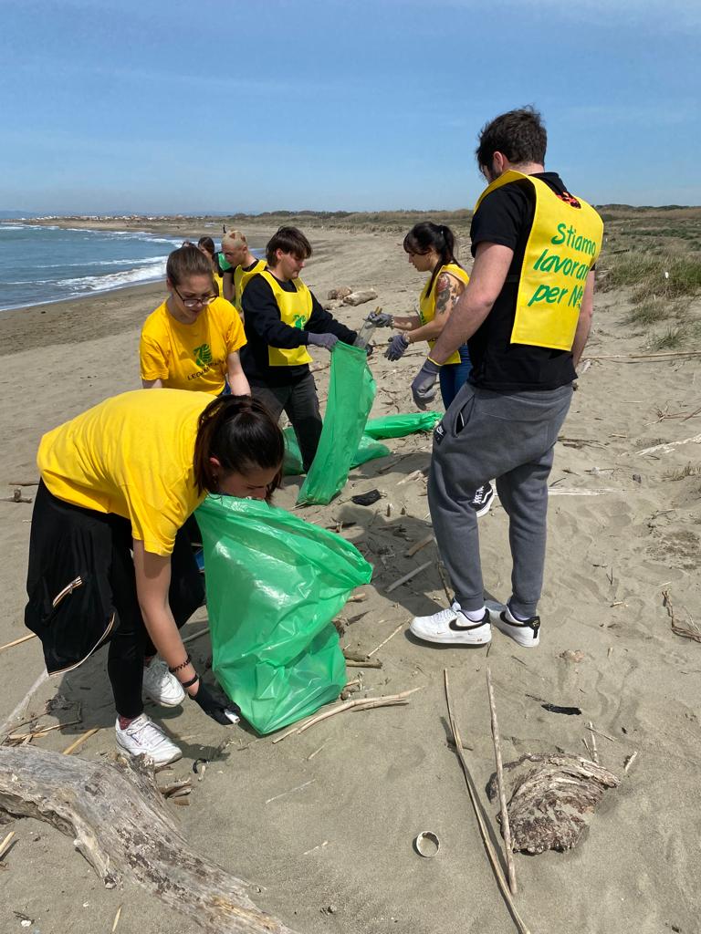 SPIAGGE DI FIUMICINO: COMUNE, <a href="/Legambiente/">Legambiente</a>  E ASSOCIAZIONI DEL TERRITORIO IMPEGNATI NELLA PULIZIA E TUTELA DELL’ECOSISTEMA. Sei mesi di interventi a mano previsti sulle spiagge di Coccia Di Morto, Macchiagrande, Passoscuro e Palidoro facebook.com/LegambienteLaz…