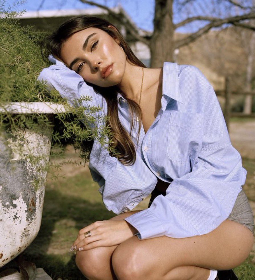 BEERARCHlVE's tweet photo. madison beer. https://t.co/rdYFew2Fqk