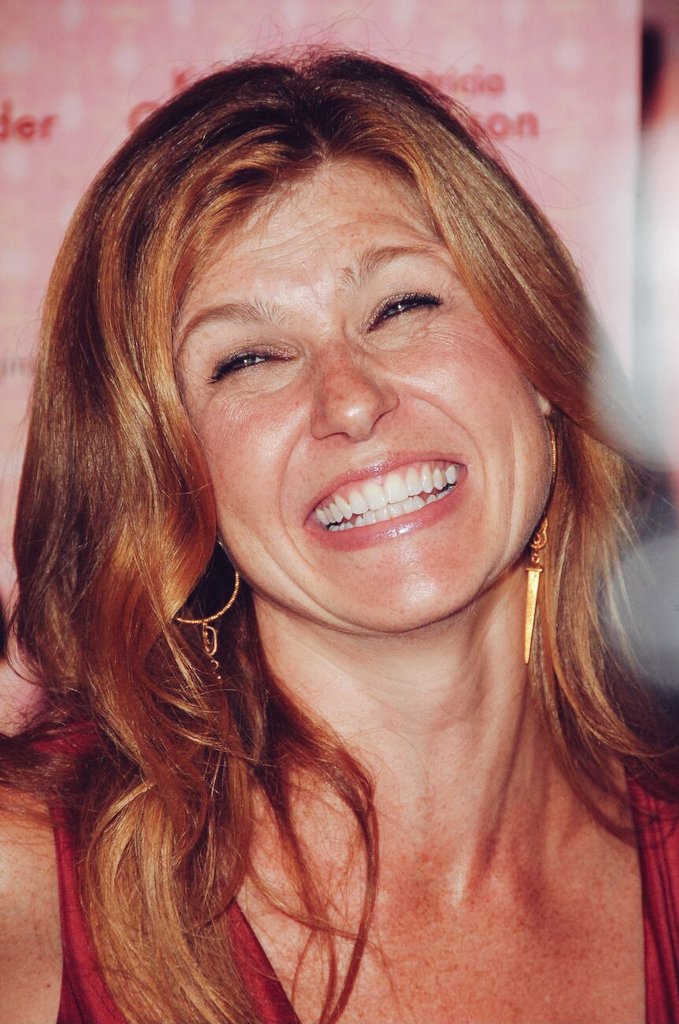 her smile is the brightest thing I've ever seen 💛