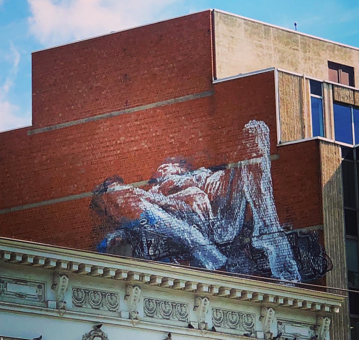 BeaSilva9's tweet photo. ‘Love yourself’ by #Bonom 
Los británicos tienen a Bansky y Bruselas tiene a Bonom.

Un mural espectacular de una leyenda del arte urbano. #urbanart #Brussels https://t.co/7QXQvpZ3FX