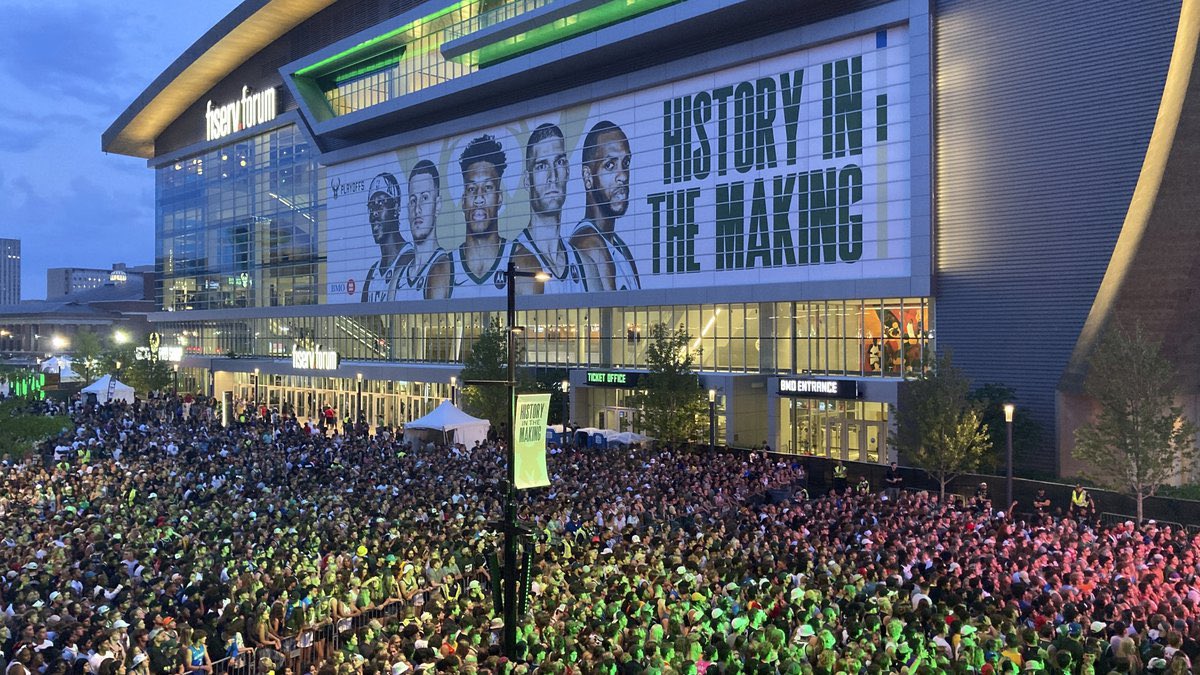 IKE_Bucks's tweet photo. Happy 414 Day, Bucks fans🥂 https://t.co/j2nNTQVi9q