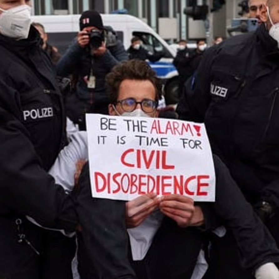 นักวิทยาศาสตร์ออกมาบอกว่า ควรหยุดการใช้พลังงานเชื้อเพลิง ฟอสซิล และมีการออกมาประท้วงแต่ทางรบก็เข้าควบคุมตัวค่ะ อยากให้คนสนใจข่าวนี้เยอะๆ climate change ไม่ใช่เรื่องไกลตัวเลย แล้วนี่นักวิทยาศาสตร์ออกมาเตือนถ้ายังไม่หยุดโลกจะพังแน่
 #LetTheEarthBreath