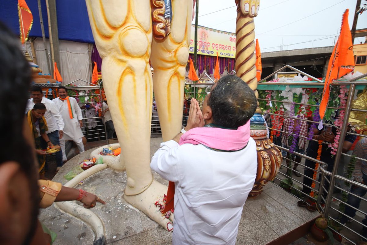dpradhanbjp's tweet photo. ଓଡ଼ିଆ ନବ ବର୍ଷ ଓ ହନୁମାନ ଜୟନ୍ତୀର ଆଜି ପବିତ୍ର ସଂଧ୍ୟାରେ ଅନୁଗୋଳ ସ୍ଥିତ ରାଣୀଗୋଡା ଠାରେ ଥିବା ପ୍ରଭୁ ହନୁମାନଙ୍କ ମନ୍ଦିରରେ ଦର୍ଶନ କରିବାର ସୌଭାଗ୍ୟ ଲାଭ କଲି । ସମସ୍ତଙ୍କ ମଙ୍ଗଳ ଓ ଉତ୍ତରତ୍ତୋର ଉନ୍ନତି କାମନା କାମନା କରୁଛି । https://t.co/qj4h2FInzp