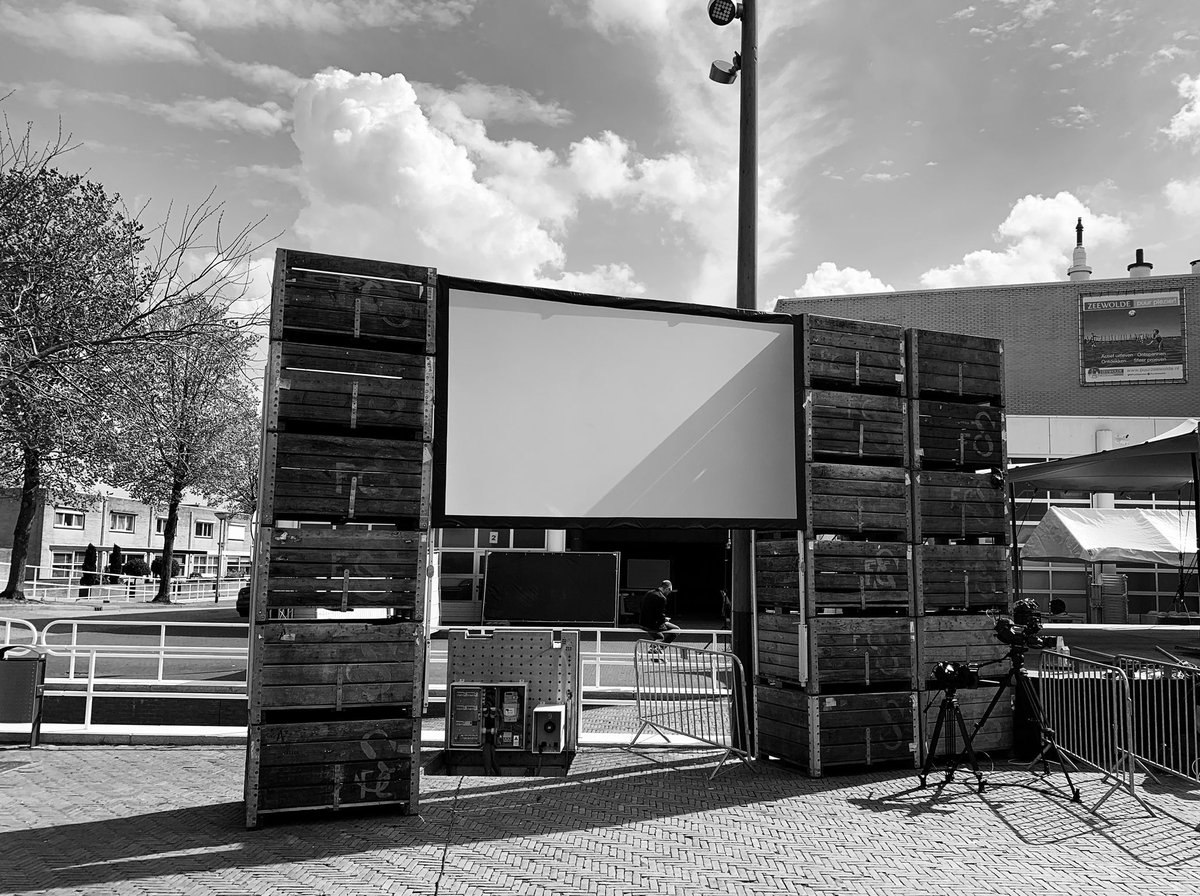 Screens vandaag opgezet. We blijven mooi in Zeewolder style met de appelkistjes. Nog 1 nachtje slapen en dan mogen we los! #zeewolde #paasverhaal #evenement #muziek #live #goedevrijdag