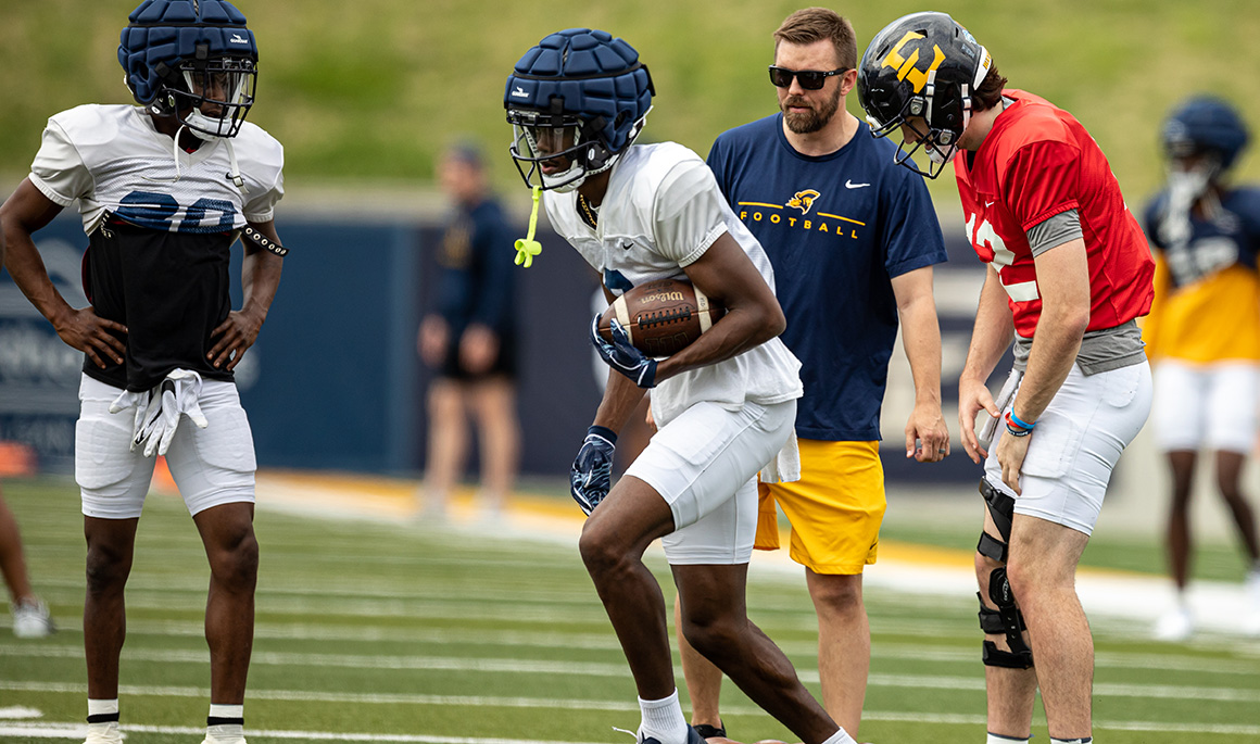 ETSUFootball's tweet photo. 𝓒𝓱𝓪𝓶𝓹𝓲𝓸𝓷𝓼 𝓪𝓽 𝔀𝓸𝓻𝓴

#ETSUTough https://t.co/9DOgOOF3oS