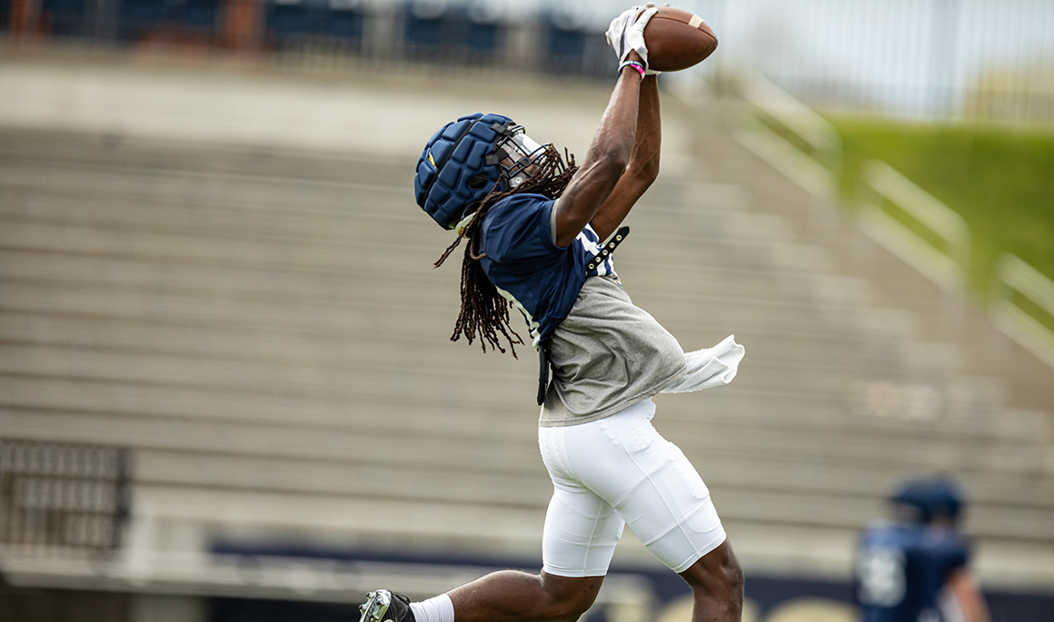 ETSUFootball's tweet photo. 𝓒𝓱𝓪𝓶𝓹𝓲𝓸𝓷𝓼 𝓪𝓽 𝔀𝓸𝓻𝓴

#ETSUTough https://t.co/9DOgOOF3oS