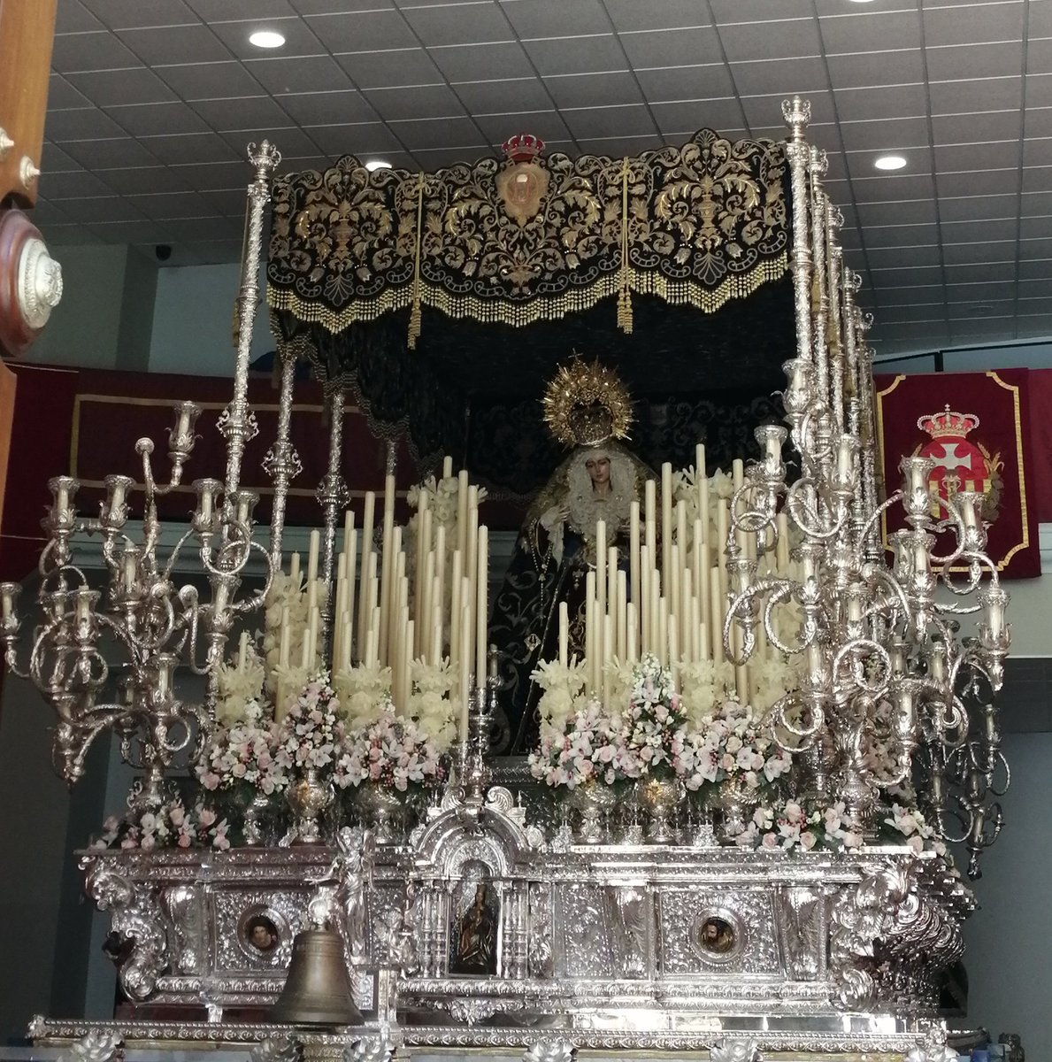 Hoy, Jueves Santo deseamos a los herman@s de @HdadSagradaCena que juntos al Señor que instituyó la Sagrada Eucaristía y a su Madre, la Virgen de la Paz  realicen una fructífera Estación de Penitencia rica en momentos y frutos espirituales..
Un fuerte abrazo!! ✝️🕊️
#CofradíasMLG
