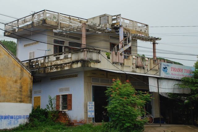 layered's tweet photo. @HonDuMuc Architecture in Binh Dinh Province gets pretty busy at times. This house is in the Phu Cat District north of Quy Nhon. https://t.co/JrlZL7Bxvy