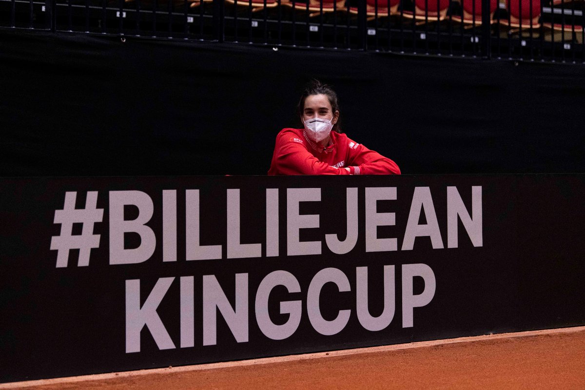 ClinicaTenis's tweet photo. Nuestra compañera, la fisioterapeuta @celiasanchez9 en la @BJKCup con el equipo 🇪🇸 #MAPFREtenis de la @RFETenis https://t.co/iUu7YZsMDT