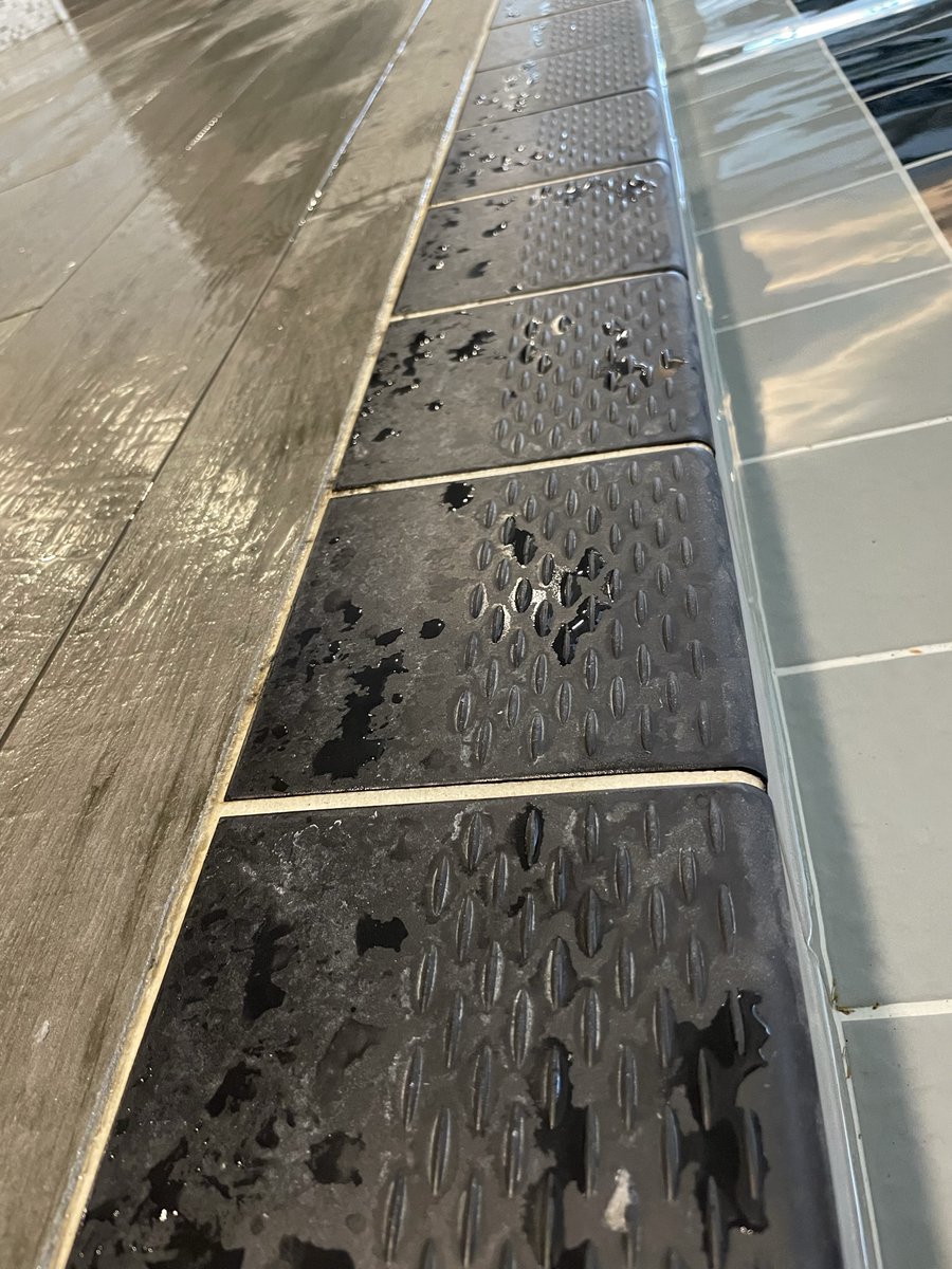 RCITGuy's tweet photo. @DavidLloydUK - Can I ask why after 2 years, Beckenham is still a filthy state with no sign of anybody wanting to clean anything... The managers are not interested. The pool is filthy, the spa is disgusting, changing rooms are gross and the showers are mouldy! https://t.co/uZvtWpQght