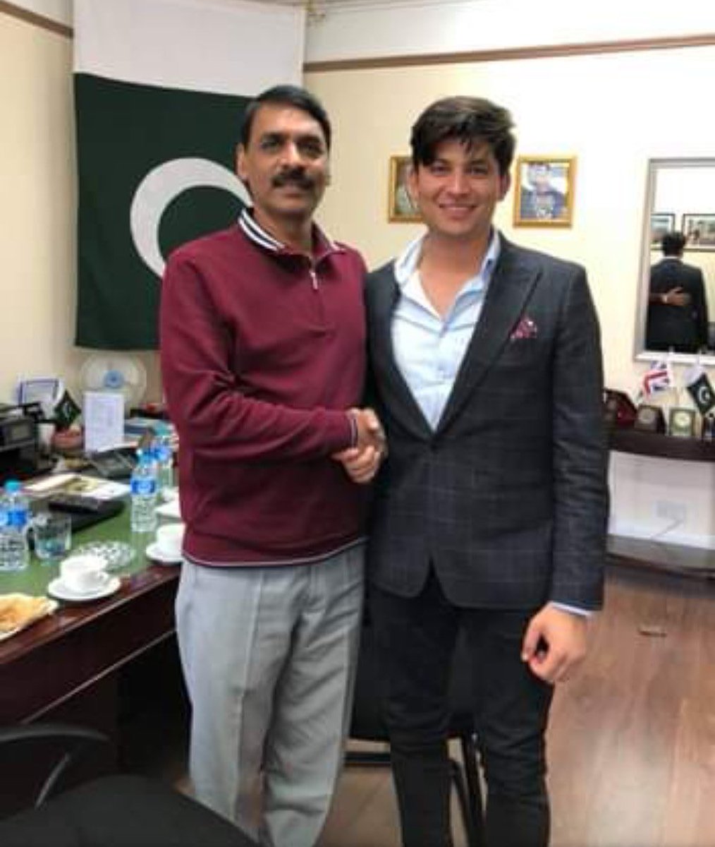 AsadAToor's tweet photo. باہر بیٹھے “کریم رول” یوتھیے تُم ہمیں بتاؤ گے کہ ہم گھبرا رہے ہیں؟ بیٹے واپس آؤ خوشبو لگا کر اور گراونڈ پر رہ کر اندازہ لگاؤ کہ گھبرا کون رہا ہے۔ https://t.co/enrvdFX8db