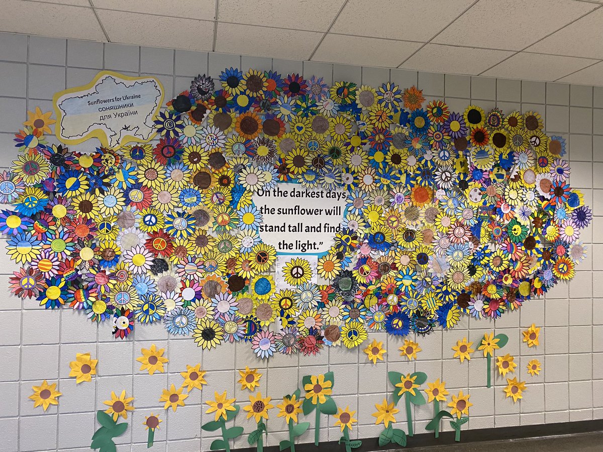 Field Falcons contributed to our sunflower super bloom to welcome a new student from Ukraine and show support for the country. #sunflowersforukraine #21learns