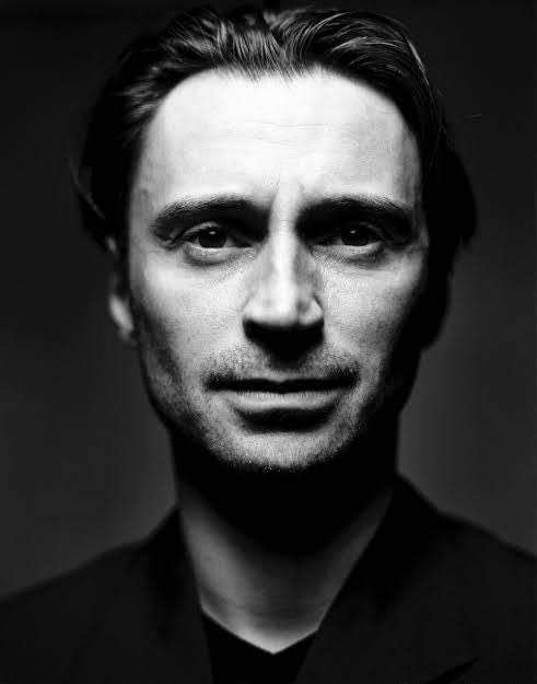Happy birthday Robert Carlyle. My favorite film with Carlyle is The Full Monty. 