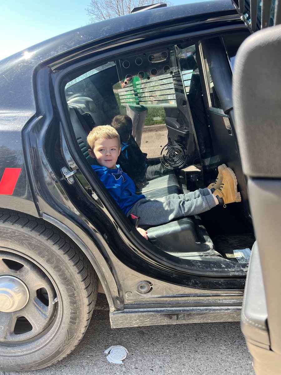 We heard Cohen loves police officers and police cars. So Constable Gagner paid him a visit! 😀
Thanks Cohen and Crystal! We hope you enjoyed  checking out the cruiser 🤩
#communitypolicing #communityengagement