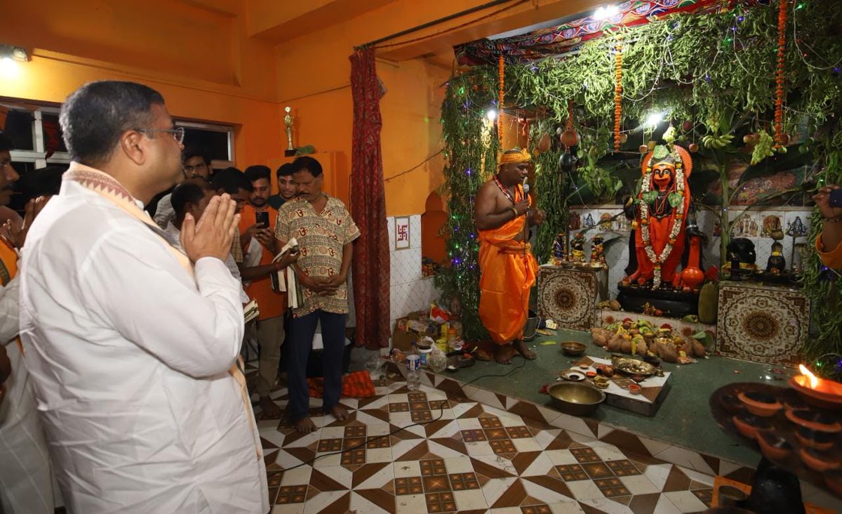 dpradhanbjp's tweet photo. ତାଳଚେର ଡଅଁରା ଓ ବାଳୁଙ୍ଗା ତାଳବେଡ଼ା ଗ୍ରାମରେ ଥିବା ହନୁମାନ ମନ୍ଦିର ଦର୍ଶନ କରିବା ସହ ‘ହନୁମାନ ଜୟନ୍ତୀ ପଣା ସଂକ୍ରାନ୍ତି ଉତ୍ସବ’ରେ ସାମିଲ ହେଲି । https://t.co/j8p02dOyzR