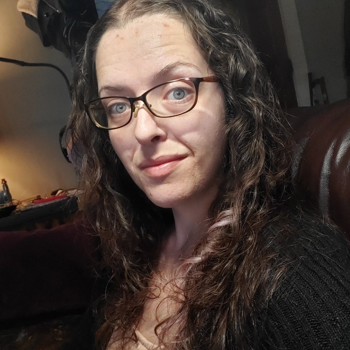 I let my natural curl pattern come out today for the first time in years! After writing about one of my characters having a curly hair routine it just felt like the right thing to do!! #curlyhair #curlyhairdontcare #writinglife