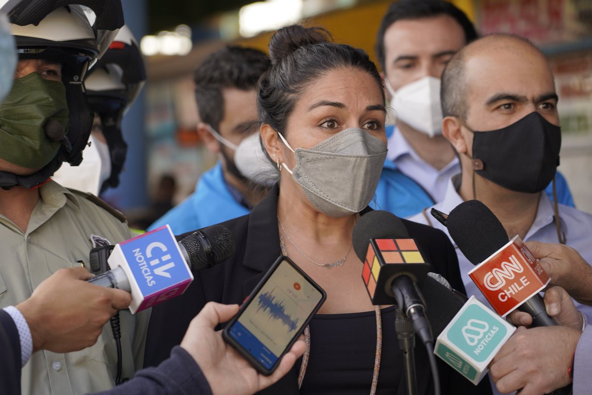 Senda_gob's tweet photo. De cara al fin de semana largo, y  para entregar un mensaje preventivo, el Director Nacional @ccharme, la Secretaria Ejecutiva de @Conaset, @kari_munoz y el coronel Juan Carlos Rodríguez de @Carabdechile lideraron operativo #ToleranciaCero en el terminal de buses de Est. Central. https://t.co/9ptePltqov