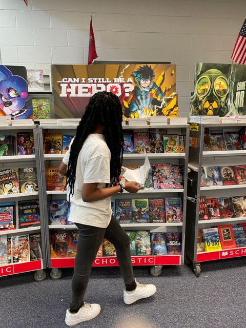 GrdmsMedia's tweet photo. Mrs. Clayton's class is previewing the Book Fair today in small groups while also working on ELA assignments -- wonderful ELA teacher and students! https://t.co/oq5r9NpnbY