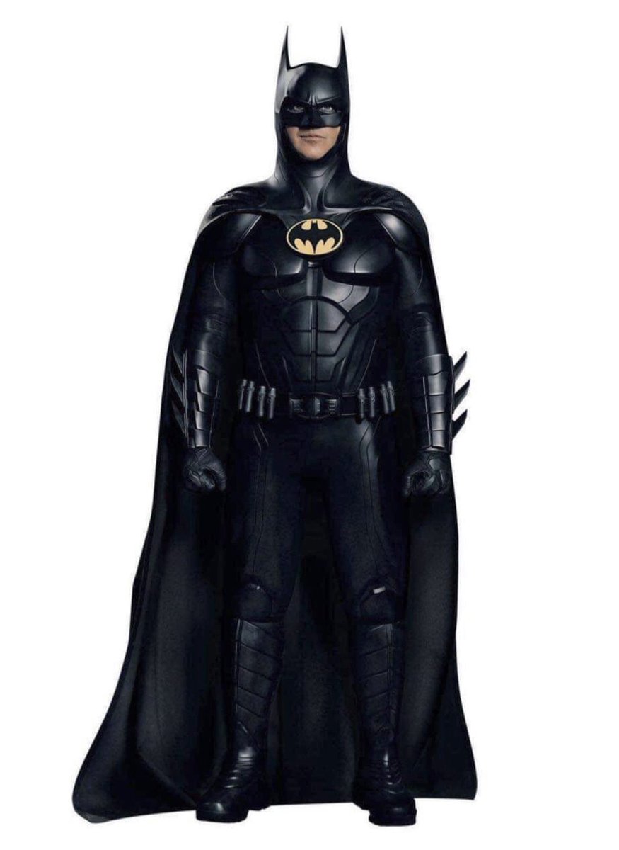 BREAKING: The first image of @MichaelKeaton as BATMAN from The Flash.