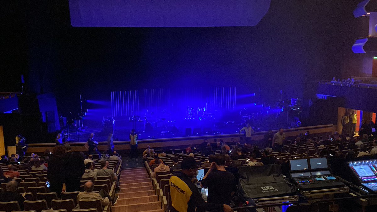 CerSaul's tweet photo. All the way from Paraguay 🇵🇾 to see you @goldfrapp @alisongoldfrapp #FeltMountainLive2022 #RoyalFestivalHall #London 🇬🇧 https://t.co/VUBWEJs1dO
