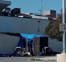 chocmaltBlue's tweet photo. @ScottAtLAUSD Does LAUSD own the chained area near Balboa &amp; Devonshire with the encampment that’s broken through the fence? The community wants this cleaned up. Unsavory happenings are ongoing. https://t.co/rxmJSl36zZ