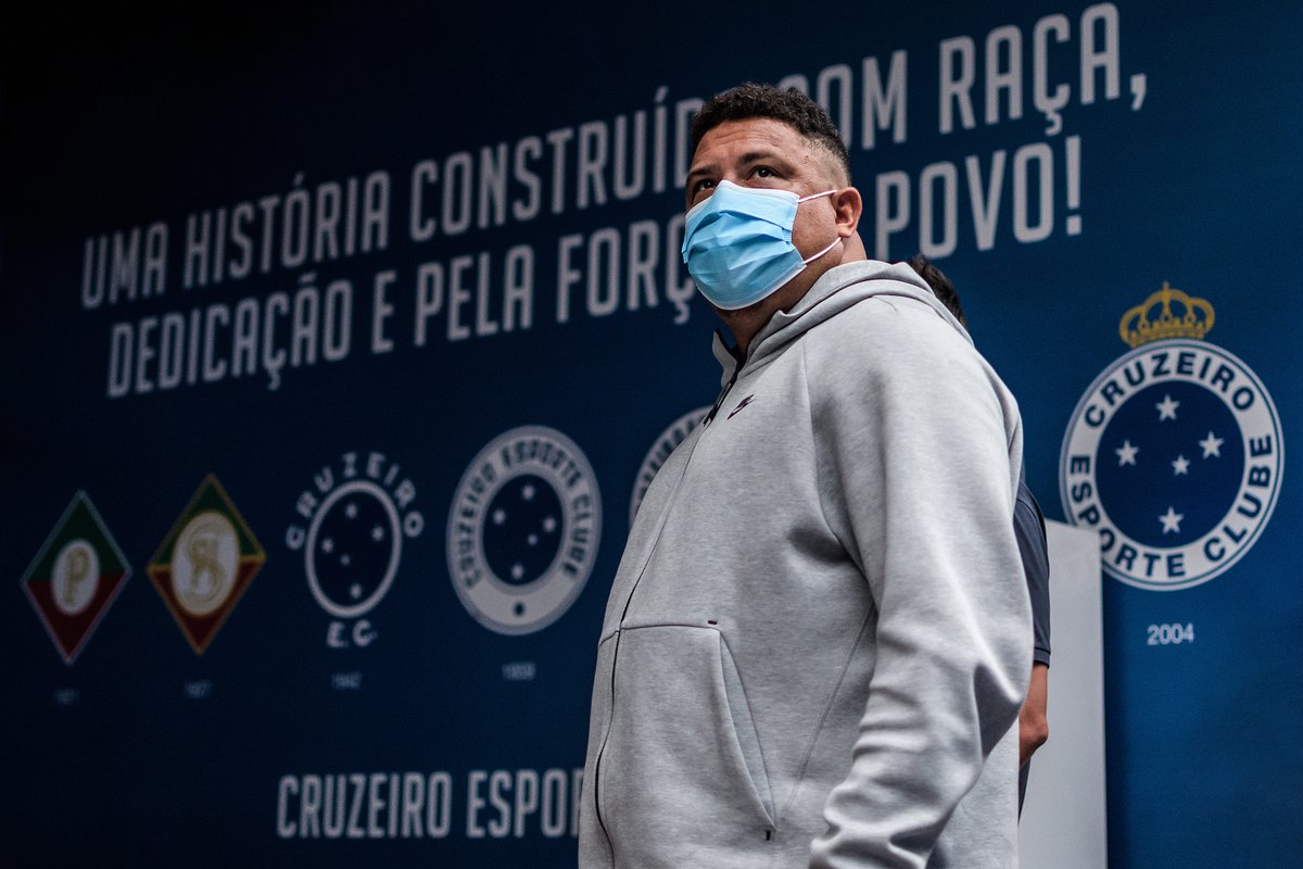 Cruzeiro's tweet photo. ✍🦊 RONALDO ASSINA CONTRATO DE COMPRA DA SAF!

Após aprovação por aclamação na última semana por parte do Conselho Deliberativo sobre ajustes no modelo de contrato, Cruzeiro e @Ronaldo efetuaram a assinatura do contrato de 90% das ações da SAF.

➡ https://t.co/HI6RruhYbW https://t.co/ee3oUGD7W9