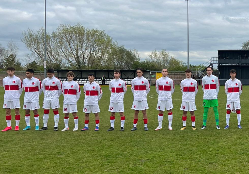 U16 Millî Takımımız, UEFA U16 Gelişim Turnuvası’nda Brezilya’yı Enes Recep Dede, Adnan Karahisar ve Kerem Dede’nin golleriyle 3-2 mağlup etti. Millîlerimiz, UEFA U16 Gelişim Turnuvası’nı, İspanya’nın ardından ikinci sırada tamamladı. 🇹🇷 #BizimÇocuklar