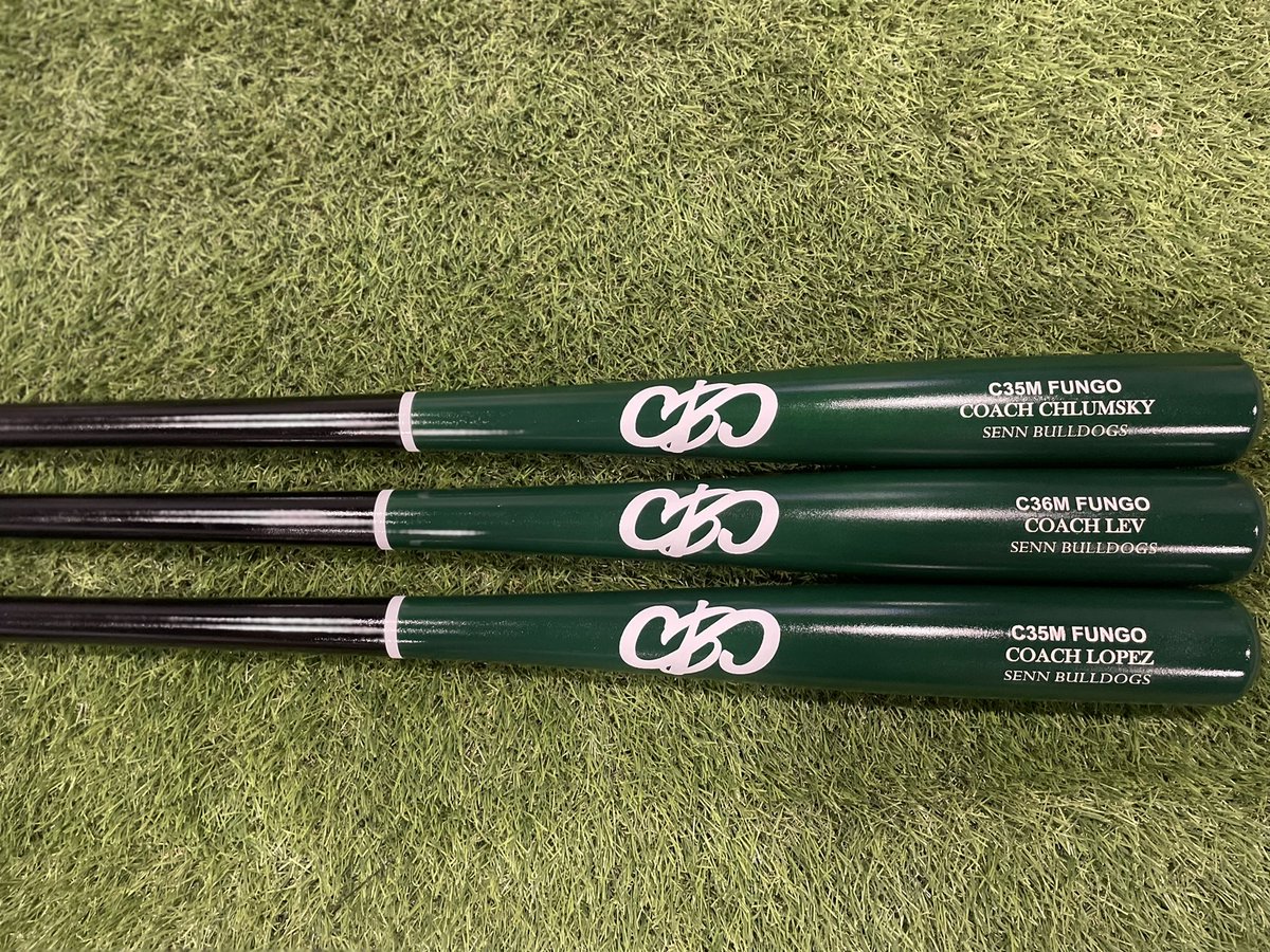 ClarkBatCompany's tweet photo. Custom fungos for Coach Lev and his @SennBaseball staff. Best of luck the rest of the season! #baseball #baseballbat #coaching @ChiPLBCA https://t.co/AcxaLabYgF