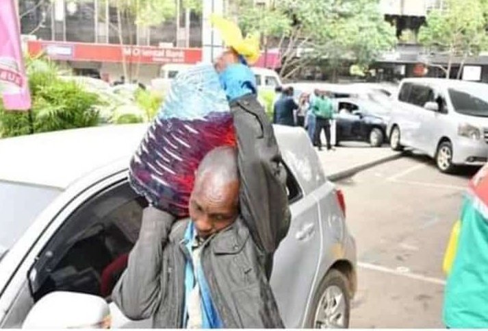 wajackoya_'s tweet photo. Ni juzi tu tumetembea na mask,sai twatembea na vibuyu/mitungi za petroli,kesho tutatembea na simu bila laini😂 https://t.co/NjIYazF5CK