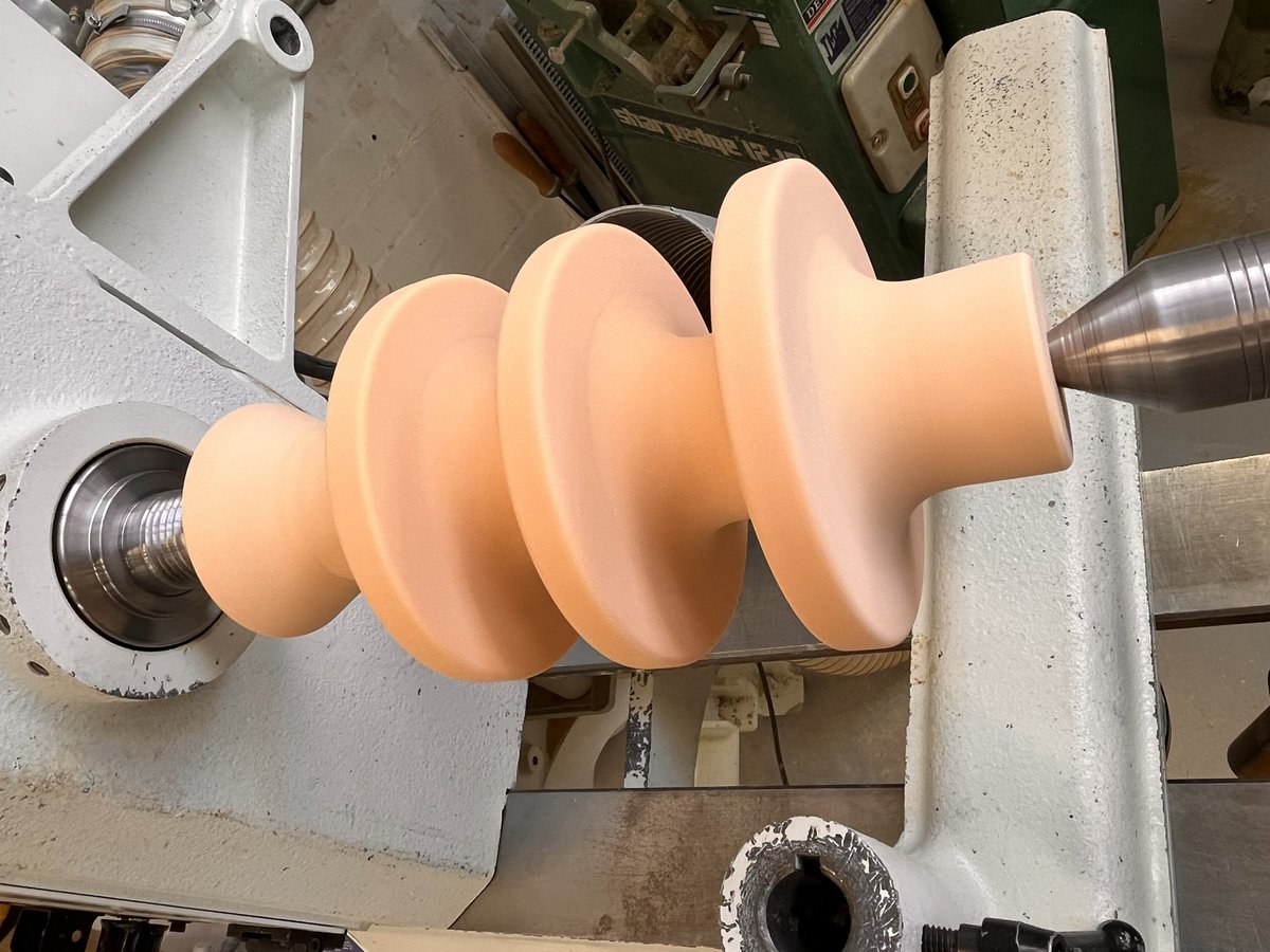 kerry_truman's tweet photo. I do prefer to have a busy workshop to engage with.. but when itβs quiet like now in the Eater break, I can get those backed up #woodlathe jobs finished an awful lot quicker.. this offcuts test proved successful, so more to do next week.. #productdesign #DTchat #supportDT π https://t.co/LWJHHiqmYy