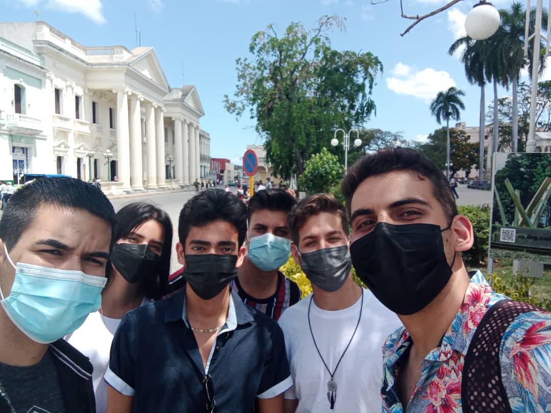 ucmvccu's tweet photo. @EUREKA_CUBA2022 puertas afuera.
Hoy tocó recorrido por la bella #santaclara
Delegados de Las Tunas y Granma en contacto con la historia y la cultura del centro.
📌Así es, formación integral.
#acreditaciónucmvc
#RumboAl💯FEU https://t.co/dOdoj9Eb5U