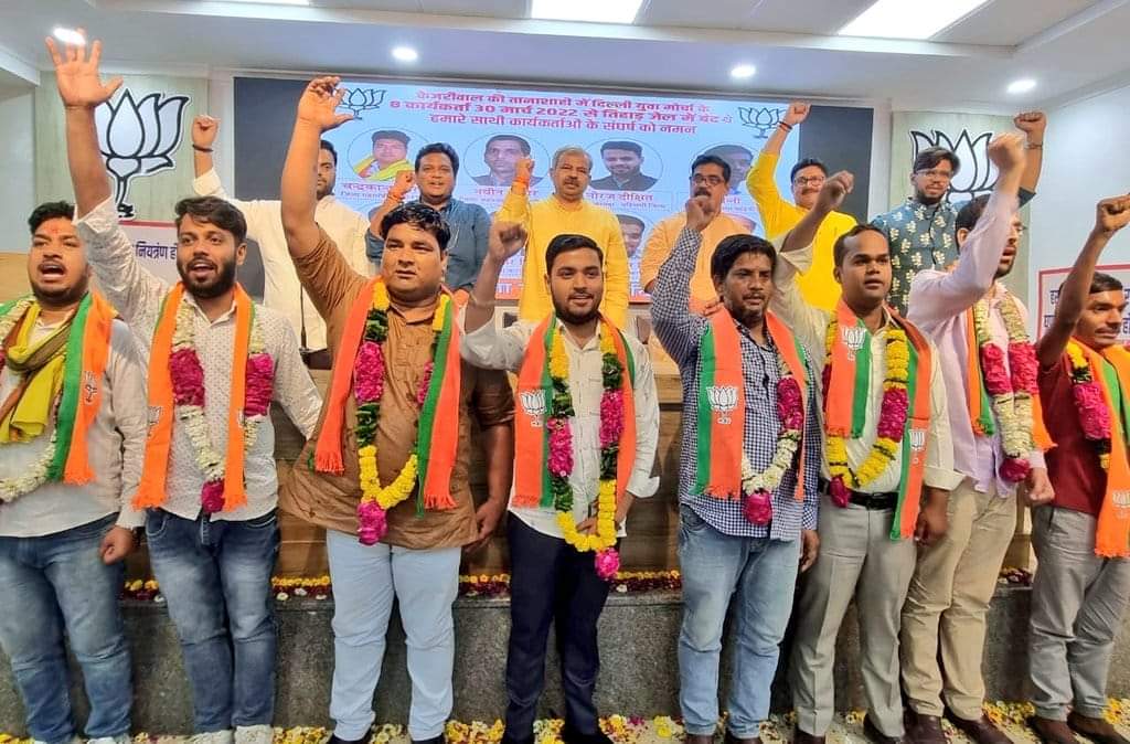 bjpsandeepjain's tweet photo. हिंदू विरोधी केजरीवाल के खिलाफ प्रदर्शन करते वक्त जेल गए  @bjp4sitapuri मंडल  युवा मोर्चा के अध्य्क्ष @neerajdixitbjp ओर 7 कार्यकर्ताओं को @adeshguptabjp जी @ashishsood_bjp जी के प्रयास से 14 दिनों बाद जमानत मिली | प्रत्येक कार्यकर्ता हिंदू विरोधी ताकतों के खिलाफ सदैव लड़ता रहेगा https://t.co/qfX0Ej9X64