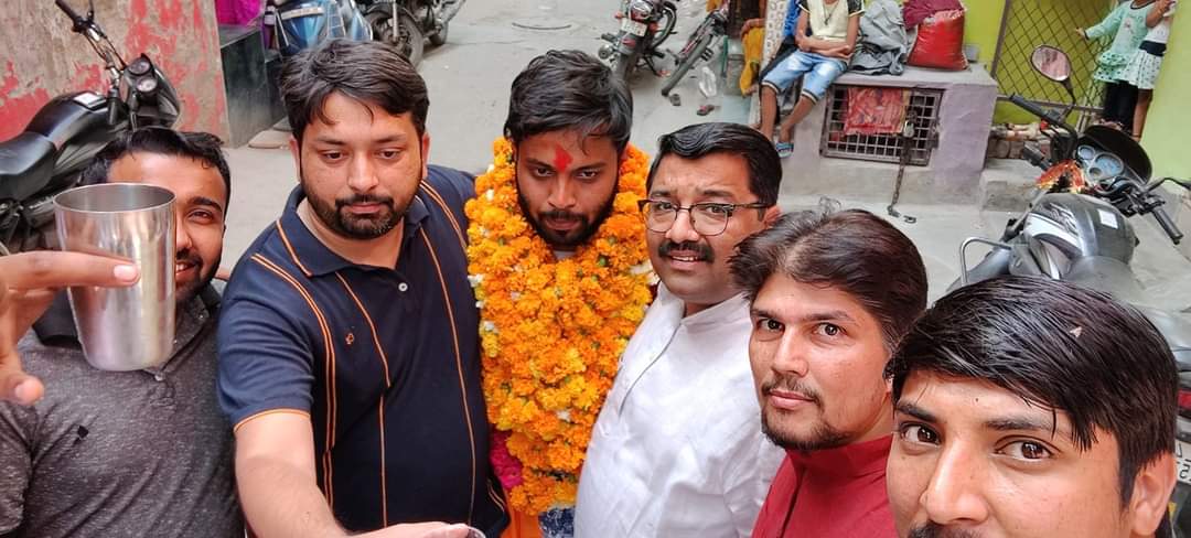 bjpsandeepjain's tweet photo. हिंदू विरोधी केजरीवाल के खिलाफ प्रदर्शन करते वक्त जेल गए  @bjp4sitapuri मंडल  युवा मोर्चा के अध्य्क्ष @neerajdixitbjp ओर 7 कार्यकर्ताओं को @adeshguptabjp जी @ashishsood_bjp जी के प्रयास से 14 दिनों बाद जमानत मिली | प्रत्येक कार्यकर्ता हिंदू विरोधी ताकतों के खिलाफ सदैव लड़ता रहेगा https://t.co/qfX0Ej9X64