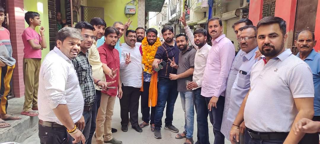 bjpsandeepjain's tweet photo. हिंदू विरोधी केजरीवाल के खिलाफ प्रदर्शन करते वक्त जेल गए  @bjp4sitapuri मंडल  युवा मोर्चा के अध्य्क्ष @neerajdixitbjp ओर 7 कार्यकर्ताओं को @adeshguptabjp जी @ashishsood_bjp जी के प्रयास से 14 दिनों बाद जमानत मिली | प्रत्येक कार्यकर्ता हिंदू विरोधी ताकतों के खिलाफ सदैव लड़ता रहेगा https://t.co/qfX0Ej9X64