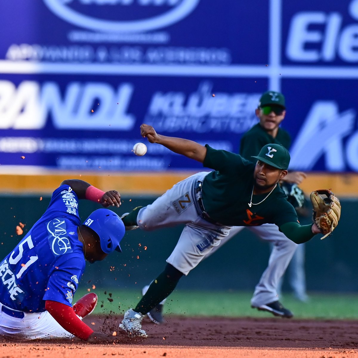 leonesdeyucatan's tweet photo. ÚLTIMO RUGIDO EN MONCLOVA🔥🏟️
Presentado por #Boxito
🗓️ Hoy jueves 14
🆚 @AcererosOficial
🕔 7:30 pm
🏟️Estadio Monclova
Sigue todas las emociones a través de está cuenta de Twitter 👊🔥
#VíveloComoFiera https://t.co/oT7u18WyJc