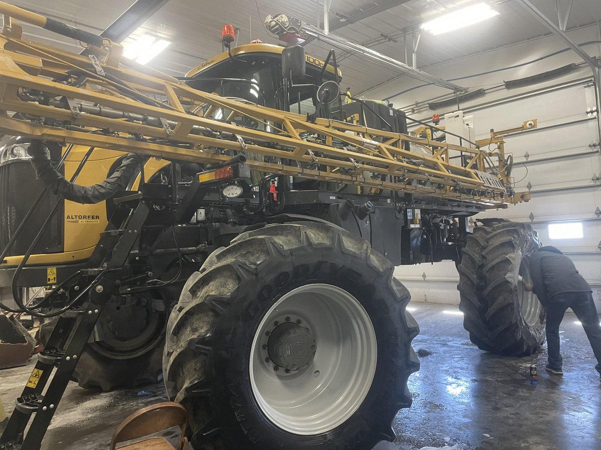 jason__zeeb's tweet photo. Spa day for the #rogator today! #scfs #rogator1100C https://t.co/lymB9ldVgh