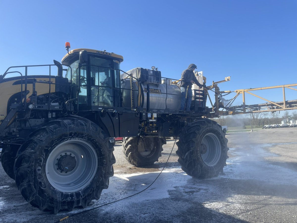 jason__zeeb's tweet photo. Spa day for the #rogator today! #scfs #rogator1100C https://t.co/lymB9ldVgh