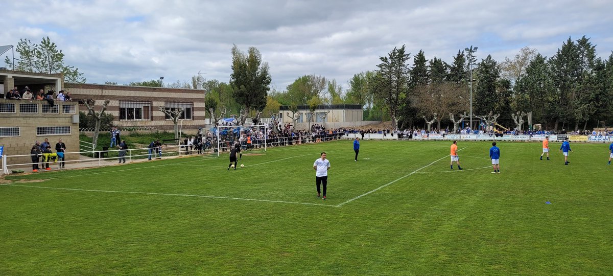 fedfutnavarra's tweet photo. ¡Ambiente de lujo esta tarde en "La Galera" de Miranda de Arga‼️ 

🏆 𝗙𝗜𝗡𝗔𝗟 𝗖𝗢𝗣𝗔  @IMQnavarra
 
🕔 17:00 horas

@CD_LARRATE 🆚 @cdamigo

#Futbol #Navarra #CopaIMQ https://t.co/ihR6GTOVND