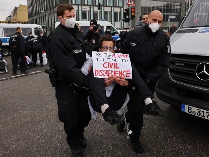 cutiepeachjh's tweet image. ที่นักวิทยาศาสตร์ออกมาประท้วง จากที่เตือนอยู่หลายปีนั้น เพราะจะมีการสร้างโรงงานพลังงานเชื้อเพลิงฟอสซิล แถมรัฐก็อนุมัติแล้ว  ซึ่งจะทำให้โลกแย่กว่าเดิมมากๆ เค้าเลยออกมาประท้วงกันค่ะ (3)
#scientistprotest 
#LetTheEarthBreath