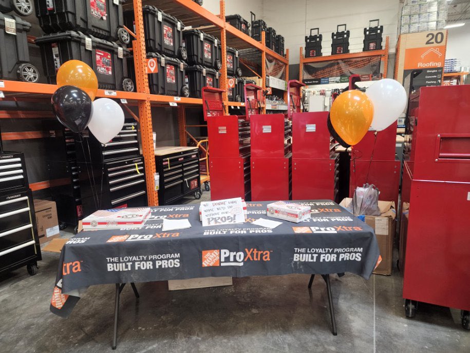 alliespurlock's tweet photo. What does 6830 ProDesk do when they sell ProMRO & a truck load of siding?They throw a party to Appreciate all their Pros! What an amazing week for this awesome proDesk. We ❤️ our Pros! #properks @BreedloveShawna @BedrosianRon @markdearing62 @garland_haynes @BGattheHD @Depot6830 https://t.co/gv9emMU3EJ