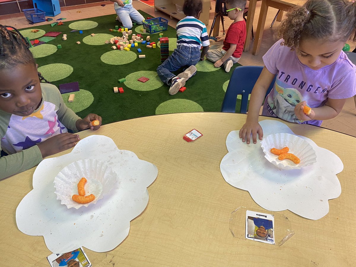 hszellner1's tweet photo. Experimenting as we learn about bees and pollen with our Cheetos and flowers! We could really see how the pollen spreads! #esc9headstart #iamwfisd @BookerTWashElem https://t.co/6WcBvIrnPs