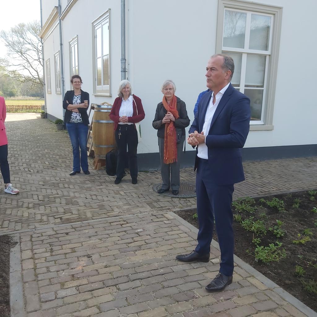 manitakoop's tweet photo. Mooie klimaattuin helpen realiseren op #Ockenburg. Zo houden we water vast en worden we @Klimaatkrachtig https://t.co/7ifgbTGsB9