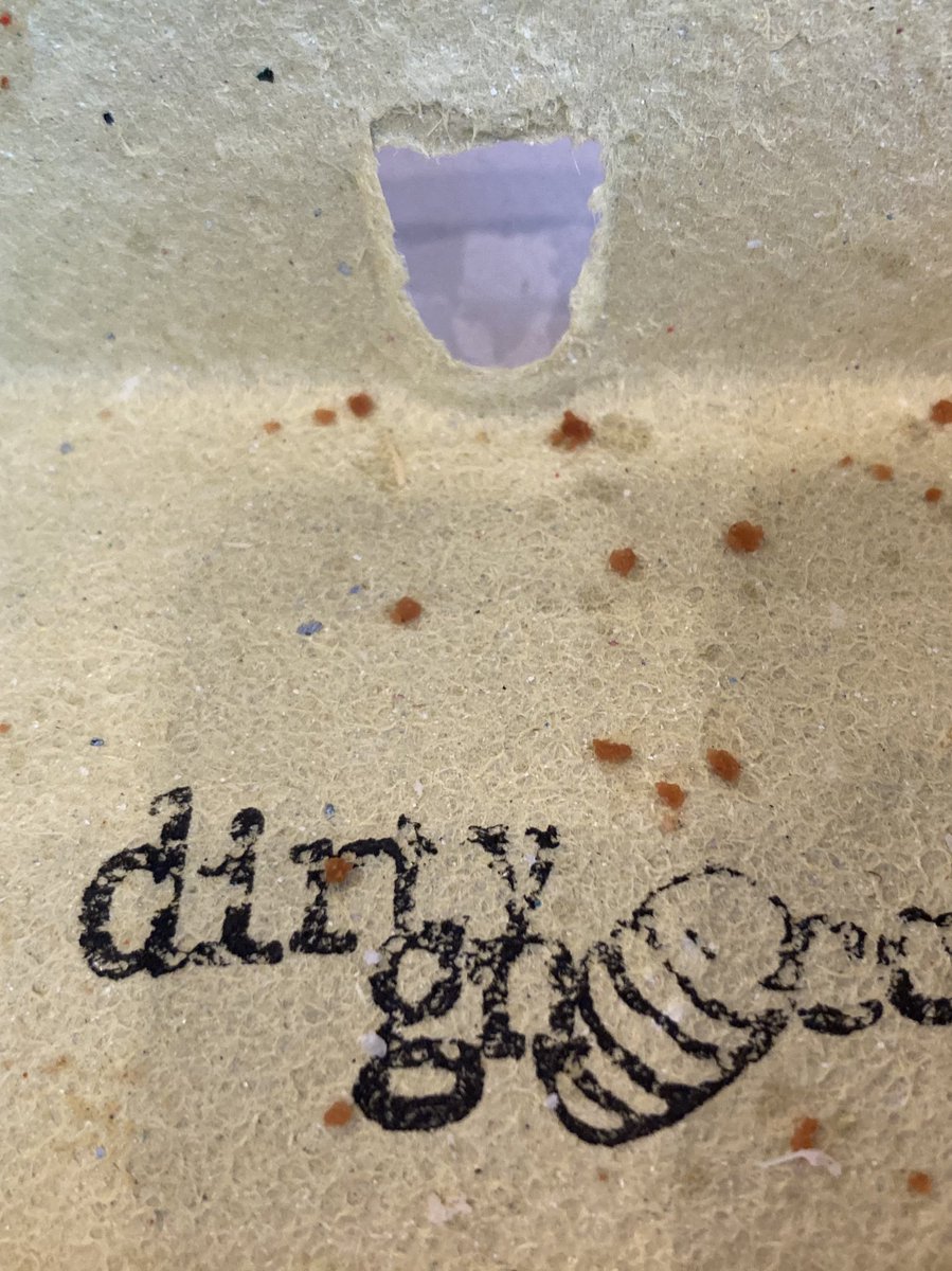 Cinio cyflym yn y farchnad ar ei newydd wedd.Trueni na feddyliodd <a href="/NewportMarketUK/">Newport Market</a> am y Gymraeg wrth gynllunio arwyddion a brandio’r lle.Gymaint ohonom yma i helpu <a href="/MICasnewydd/">Menter Iaith Casnewydd</a> <a href="/MynyddSeion/">MynyddSeionCasnewydd</a>! Nifer o’r busnesau yma’n defnyddio’r Gymraeg. Dal i chwilio am atebion! <a href="/CyngorCasnewydd/">Cyngor Dinas Casnewydd</a>?