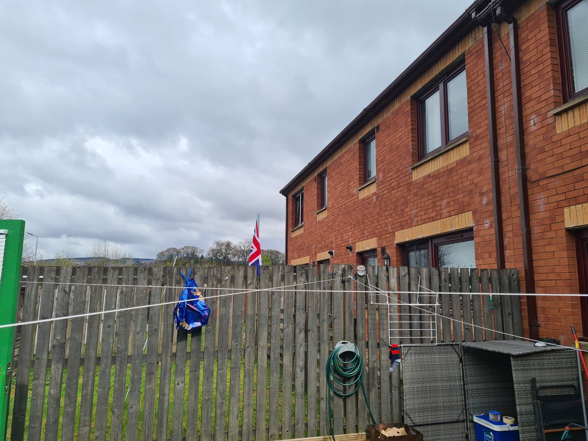A guy a couple of doors down has put a flag pole up with this pish onit.

We will sort that shite out 🇮🇪