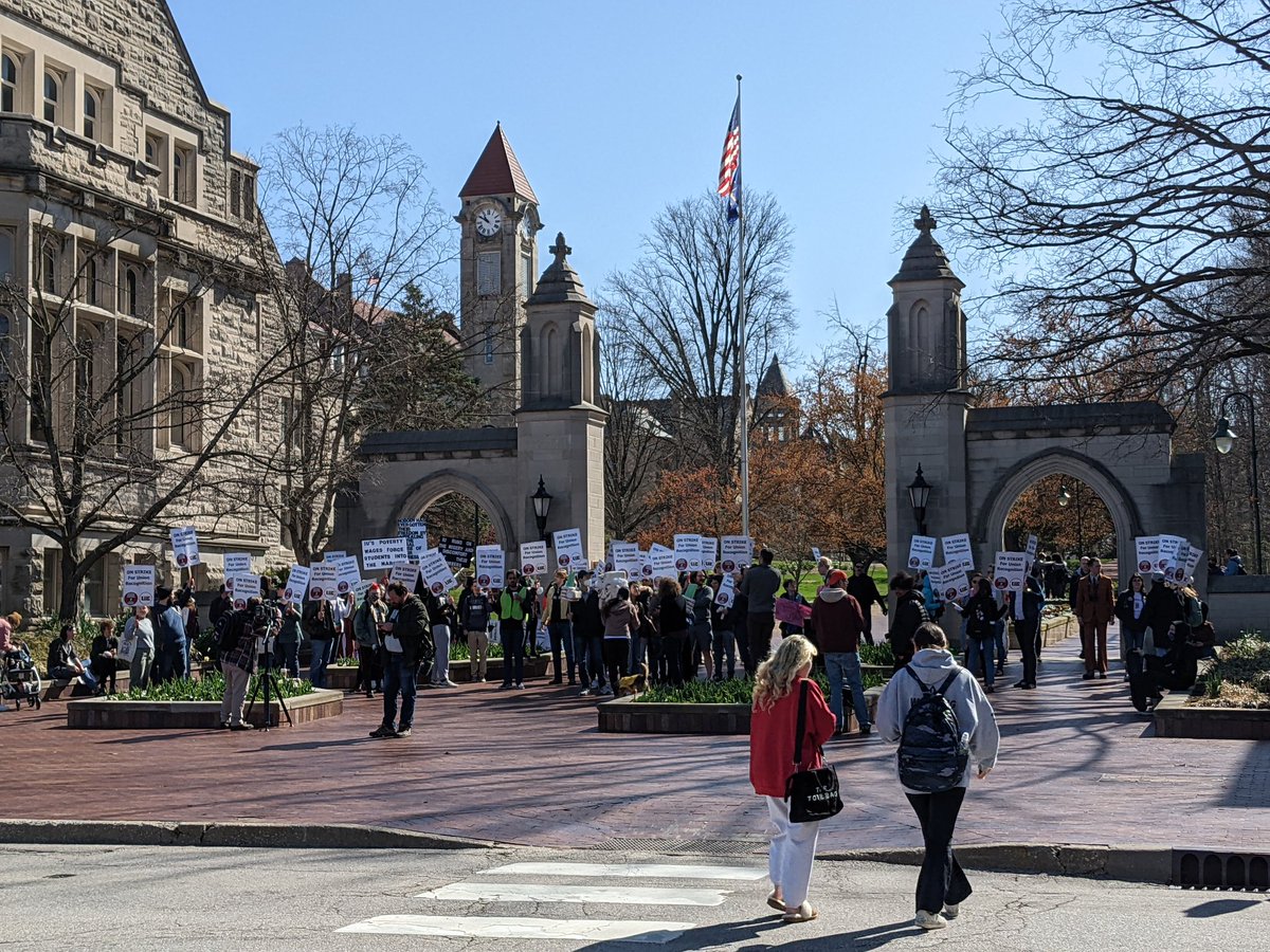 BowerBir's tweet photo. Visiting Bloomington and @IUBloomington for the first time in years, and glad to stand in solidarity with @IndianaGrads on strike for union recognition! ✊ https://t.co/zZO2fN5Sh2