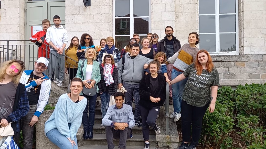 ServiceCivique's tweet image. 18 volontaires en Service Civique se découvrent par la pratique artistique tout en agissant pour la solidarité : beau projet proposé à @VilleBethune par @LENVOL62 
👉A l'issue de ce dispositif national "Classe départ", 70 % des jeunes suivent une formation ou trouvent un emploi👏