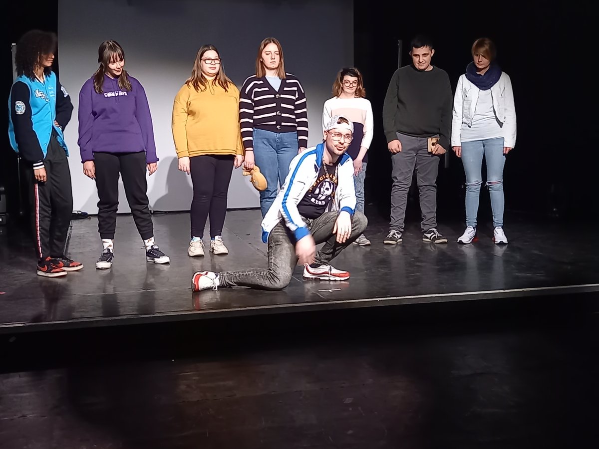 ServiceCivique's tweet image. 18 volontaires en Service Civique se découvrent par la pratique artistique tout en agissant pour la solidarité : beau projet proposé à @VilleBethune par @LENVOL62 
👉A l'issue de ce dispositif national "Classe départ", 70 % des jeunes suivent une formation ou trouvent un emploi👏